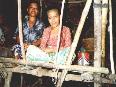 Twee vrouwen in hut.jpg